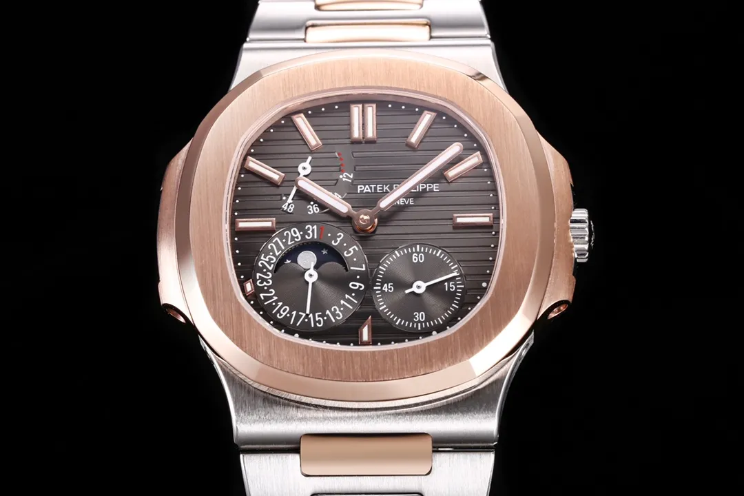 【Top replica】💰5320! Patek Philippe Nautilus 5712/1A-001 multi-function watch combines classic aesthetics and brings together the best of the past! [Case] ​​The size of the watch is 40 mm. The pillow-shaped case, which is the same as the original, adopts a combination of two processes: front brushing and side polishing, which has a clear sense of layering and full texture. Showing exquisite craftsmanship. [Strap] The original strap is tailor-made one to one. The central polished part of each strap can show the shape of a diamond, showing a high-end texture. [Movement] 3K Factory uses a customized version of PP.Cal.240 PS IRM C LU movement, which perfectly restores the original, date, true kinetic energy, and true moon phase functions. 3K ingenious work, welcome all watch friends to taste it!